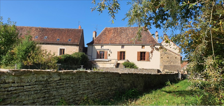 ANCIENNE CURE DE VILLAGE À  20 MINUTES DE CLUNY