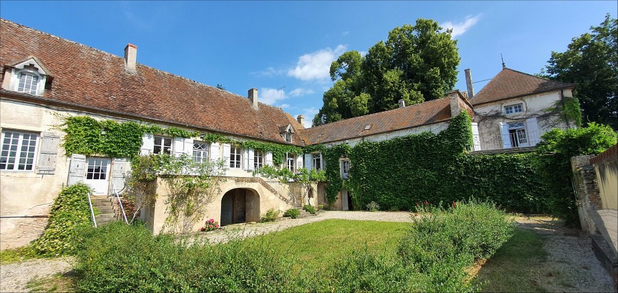 UNE GRANDE MAISON DE FAMILLE À LA CAMPAGNE  