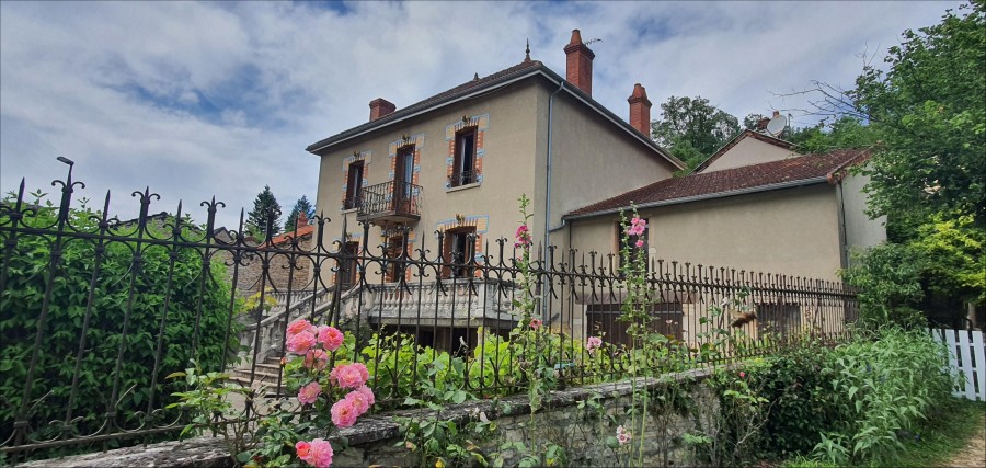 ESPRIT VINTAGE POUR CETTE MAISON DES ANNEES 20 À 10 MINUTES DE CLUNY