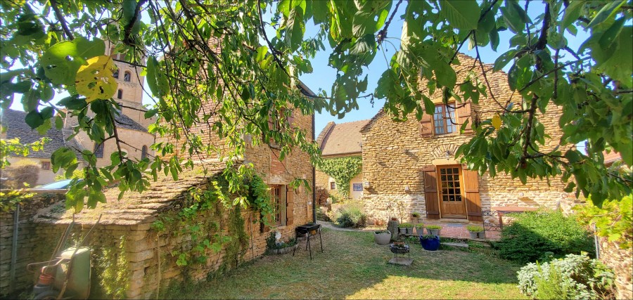 À 8 MINUTES DE CLUNY, GRANDE ET CHARMANTE MAISON DE VILLAGE AVEC SON JARDIN PAYSAGÉ.