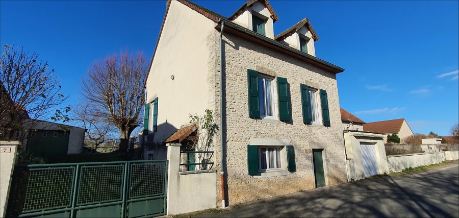 PETITE MAISON EN BORDURE D'UN BOURG À 15 MINUTES DE CLUNY