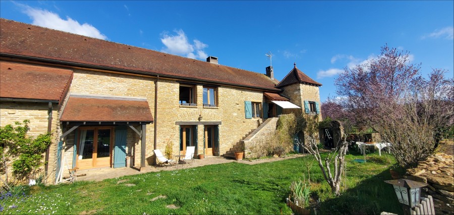 BELLE MAISON CLUNYSOISE ENTIEREMENT RESTAURÉE