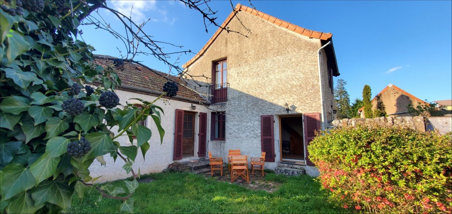 ETONNANTE MAISON DE VILLAGE EN BON ETAT AVEC JARDIN PRIVÉ