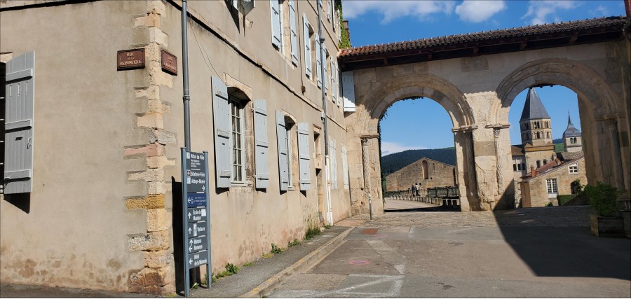 Small ground floor flat in the mediaeval heart of Cluny