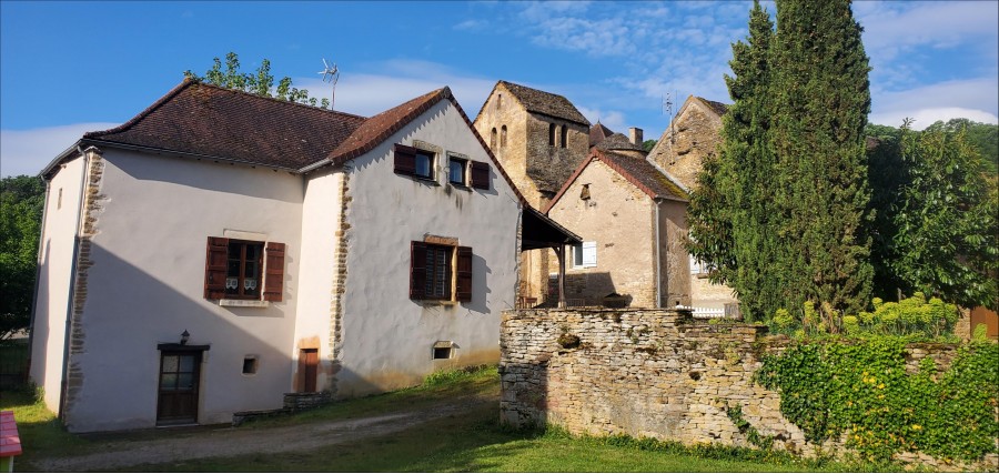 BEL ENSEMBLE IMMOBILIER SITUÉ DANS UN RAVISSANT VILLAGE DE LA REGION DE CLUNY