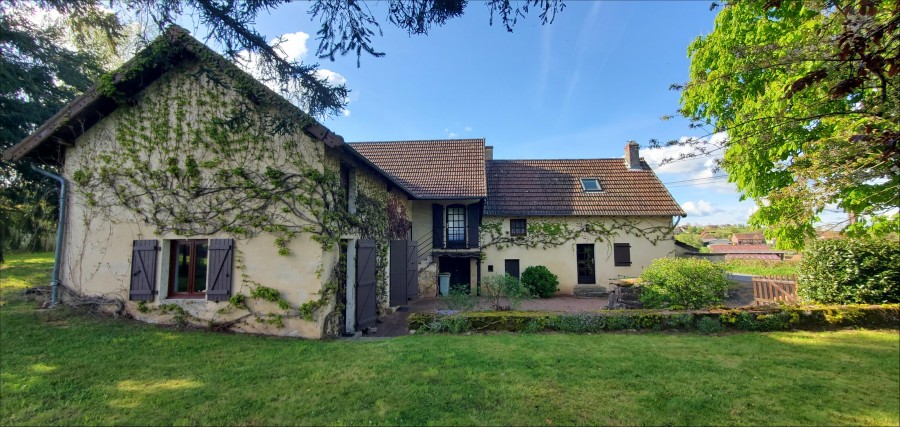 MAISON DE CAMPAGNE SUR TERRAIN ARBORÉ AVEC VUE.