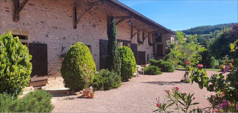 Belle propriété avec piscine, située sur les hauteurs à 15 minutes de Cluny et 30 minutes de Mâcon