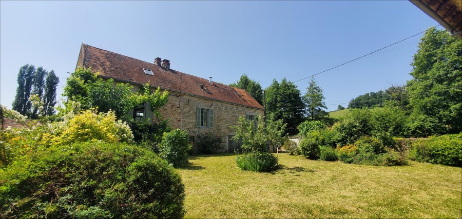 BELLE MAISON DE FAMILLE DU XVIIIᵉ AVEC VASTE GRANGE ET TERRAIN DE 7428m².