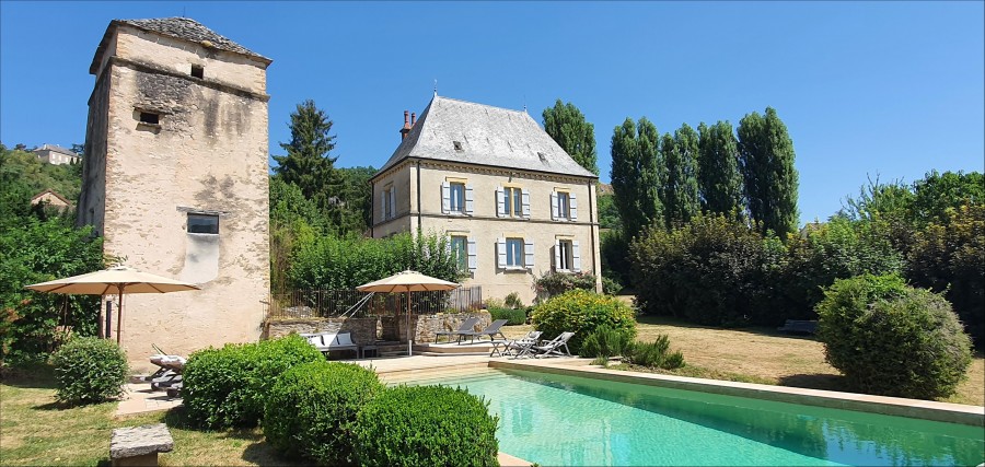 Village manor house in two acres of land