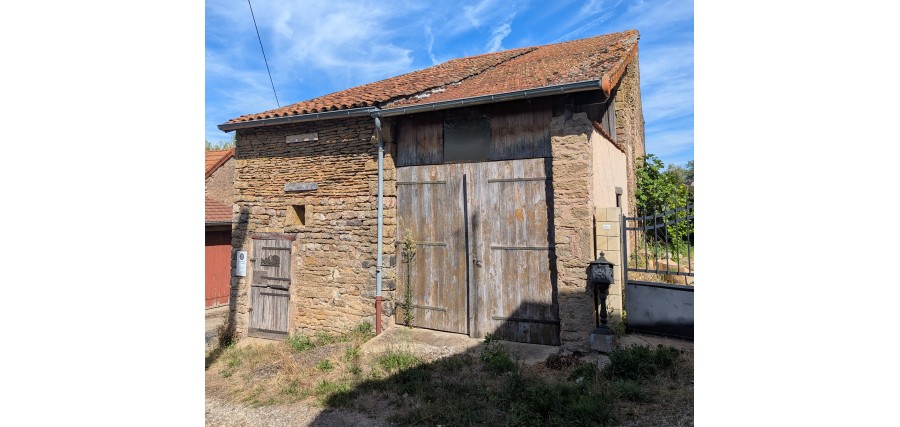 A stone-built baarn in a pretty hamlet close to Cluny