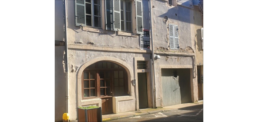 In a quiet side-street of Cluny an old house, with a garage