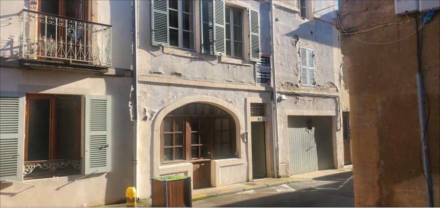 In a quiet side-street of Cluny an old house, with a garage