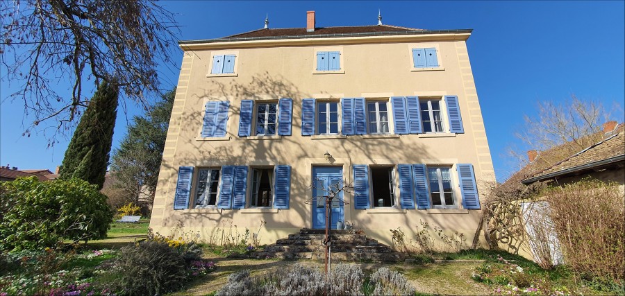 Une discrète propriété bourgeoise dans un joli bourg du Clunysois 