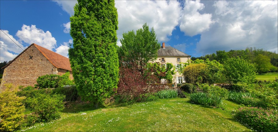 RAVISSANTE PROPRIÉTÉ RURALE ENTRE BRIONNAIS ET BEAUJOLAIS