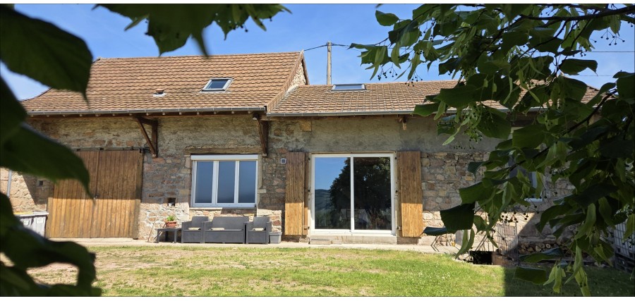 Fermette renovée sur terrain de 2400m² face à une très belle vue entre Cluny et Charolles