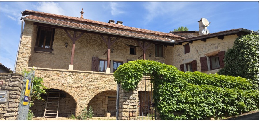 Belle maison en pierre avec jardin dans un hameau à 15 minutes entre Cluny et Mâcon