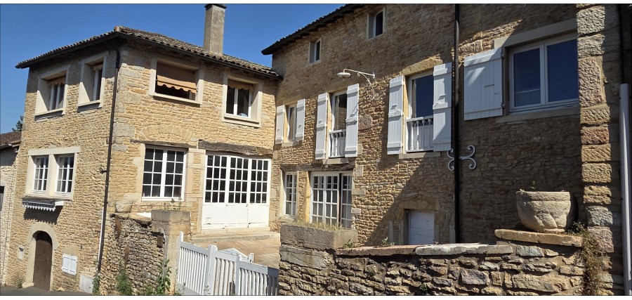 Surprenant ensemble XVIIIème dans un ravissant village de la côte mâconnaise 