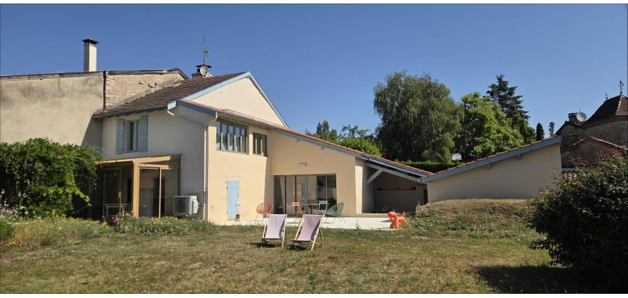 Cluny centre - Maison de ville en parfait état avec jardin et garage située à deux pas de l'abbaye sur un beau terrain clos qui surplombe la ville