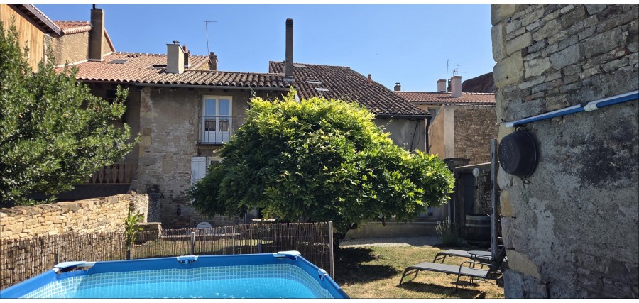 Cluny intramuros - Maison de ville en parfait état avec jardin attenant.