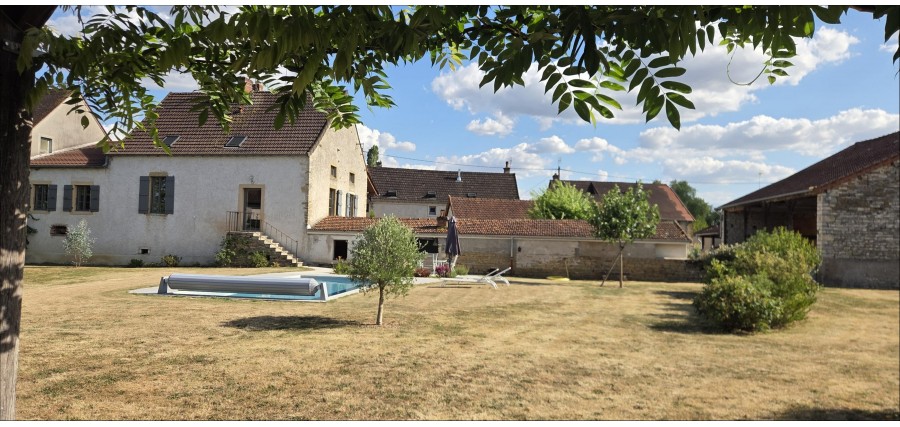 12 minutes de Cluny - Belle propriété avec vastes dépendances et terrain arboré agrémenté d'une piscine