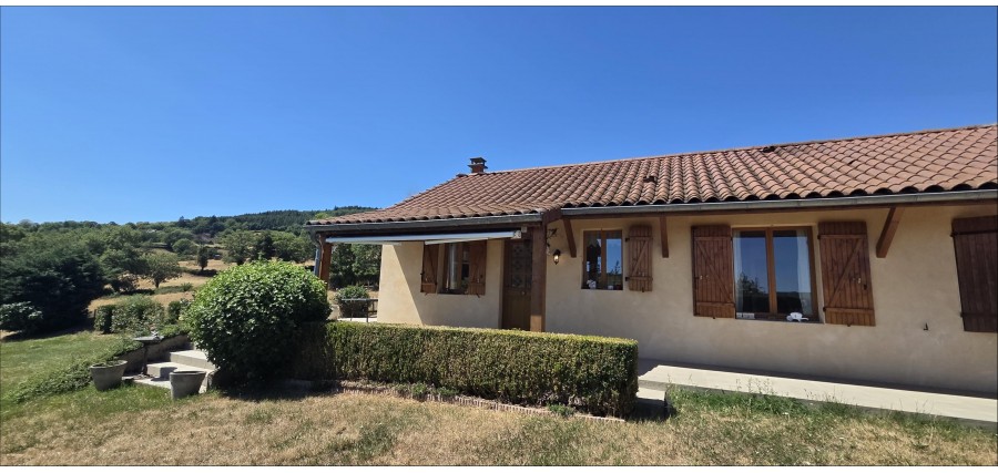 Jolie maison de plain-pied avec terrain arboré et belle vue à 15 mn de Cluny