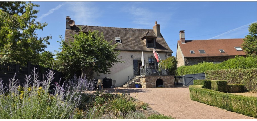 Maison de campagne avec dépendance et beau terrain clos et arboré à 5 minutes de Saint Bonnet de Joux