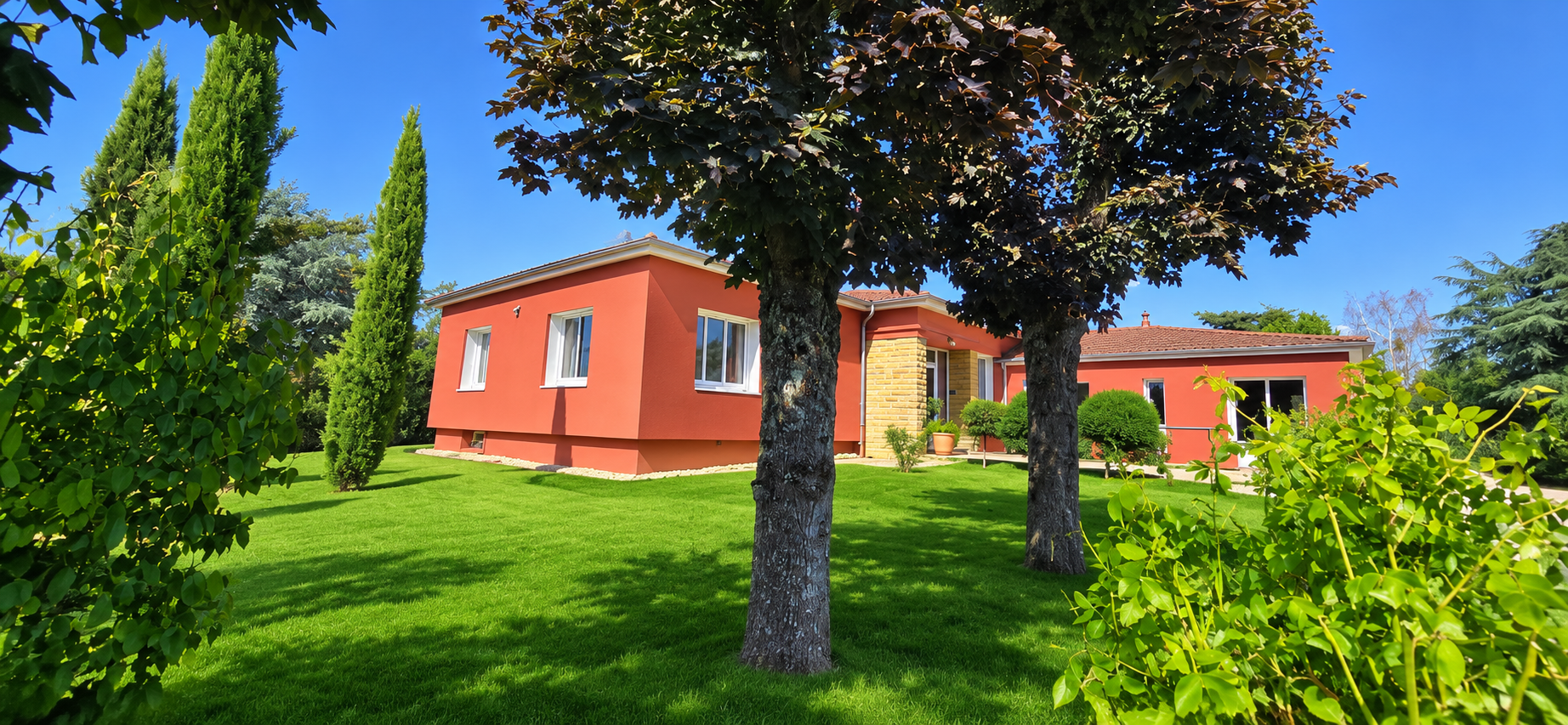 Magnifique villa à l'esprit californien située dans un bourg médiéval de la Côte Chalonnaise 