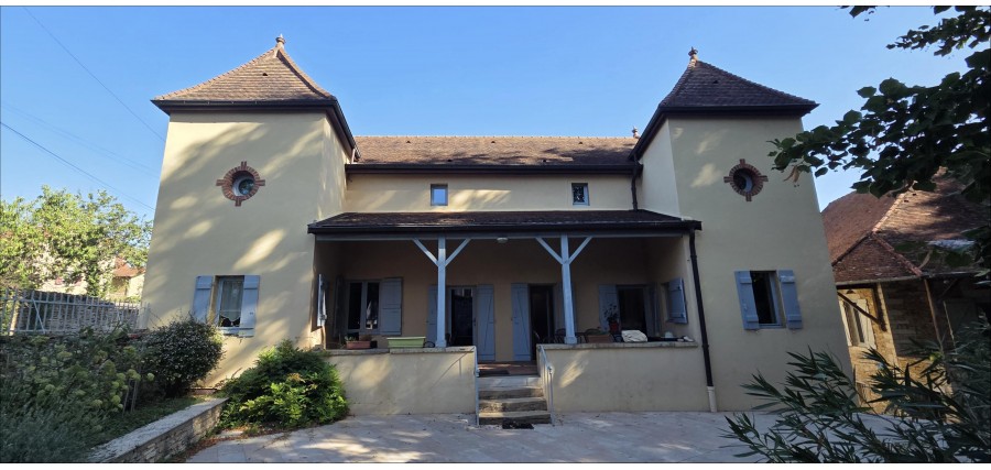 Elégante maison de village en parfait état avec dépendance et piscine à 12 minutes de Cluny