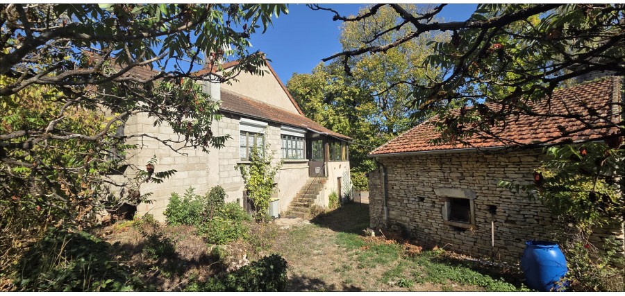 Intéressante petite maison à restaurer et son agréable jardin à 15 minutes de Cluny 