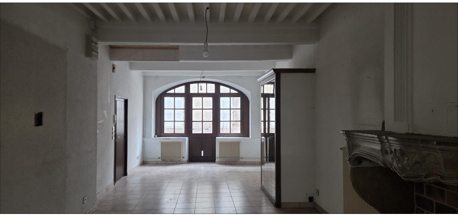 Appartement avec patio et cave en plein centre de Cluny. 